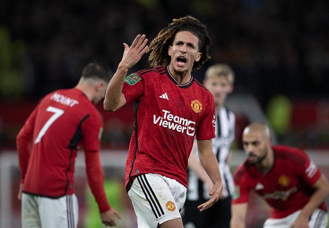 曼联客场失利,卫冕冠军前景黯然的简单介绍 曼联客场失利,卫冕冠军前景黯然的简单介绍