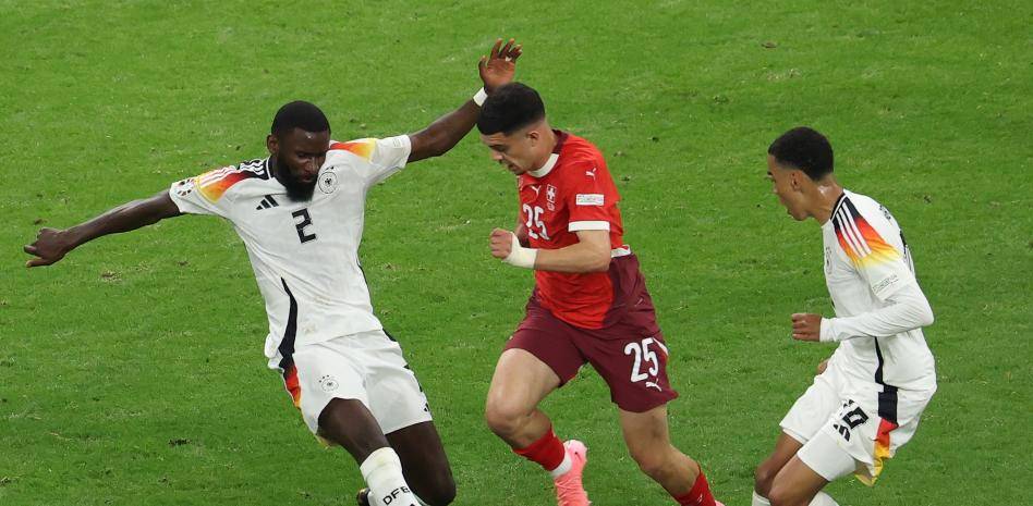 包含欧洲足球比赛拉开帷幕，各队集训备战中的词条