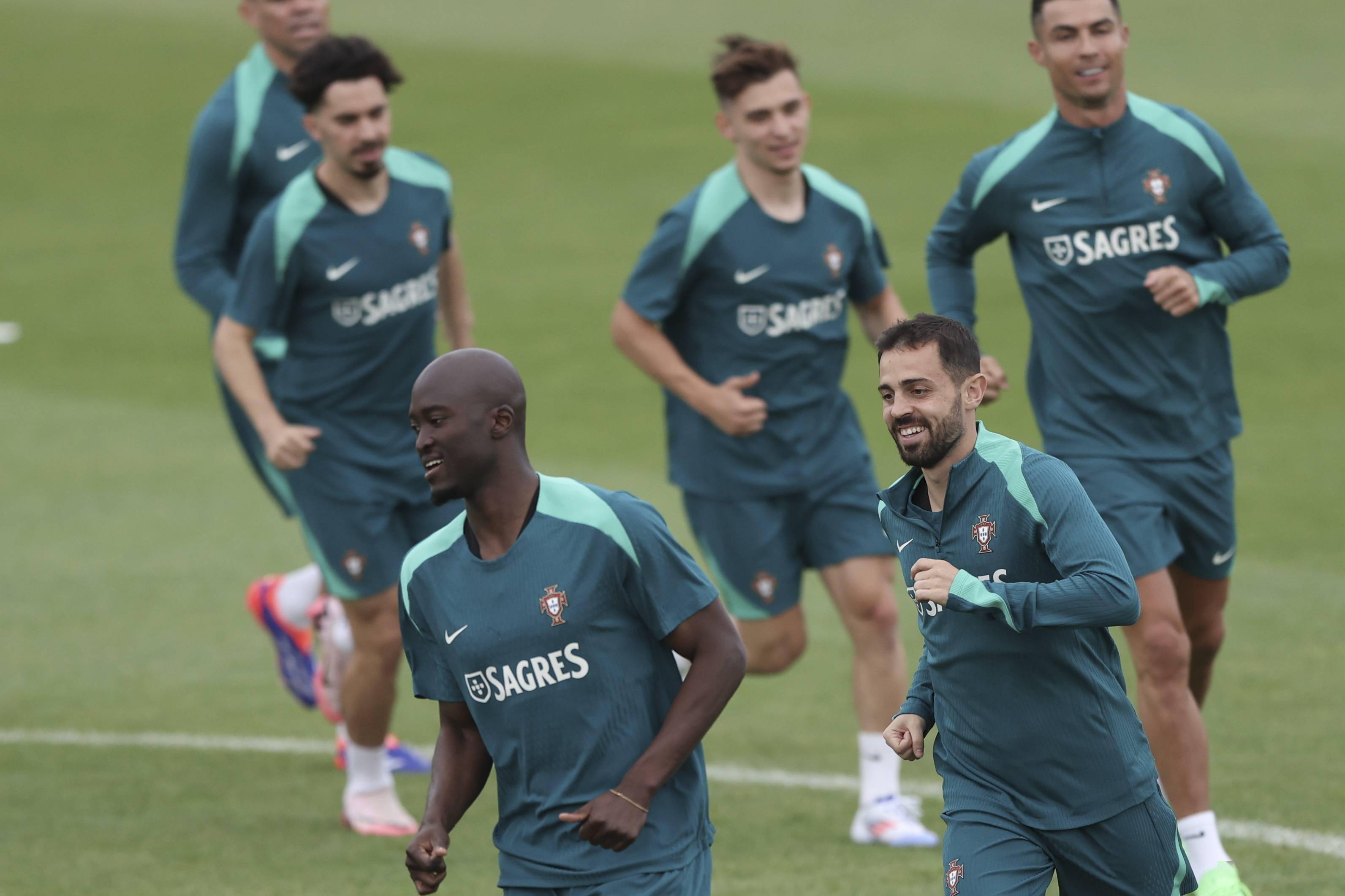 包含欧洲足球比赛拉开帷幕，各队集训备战中的词条