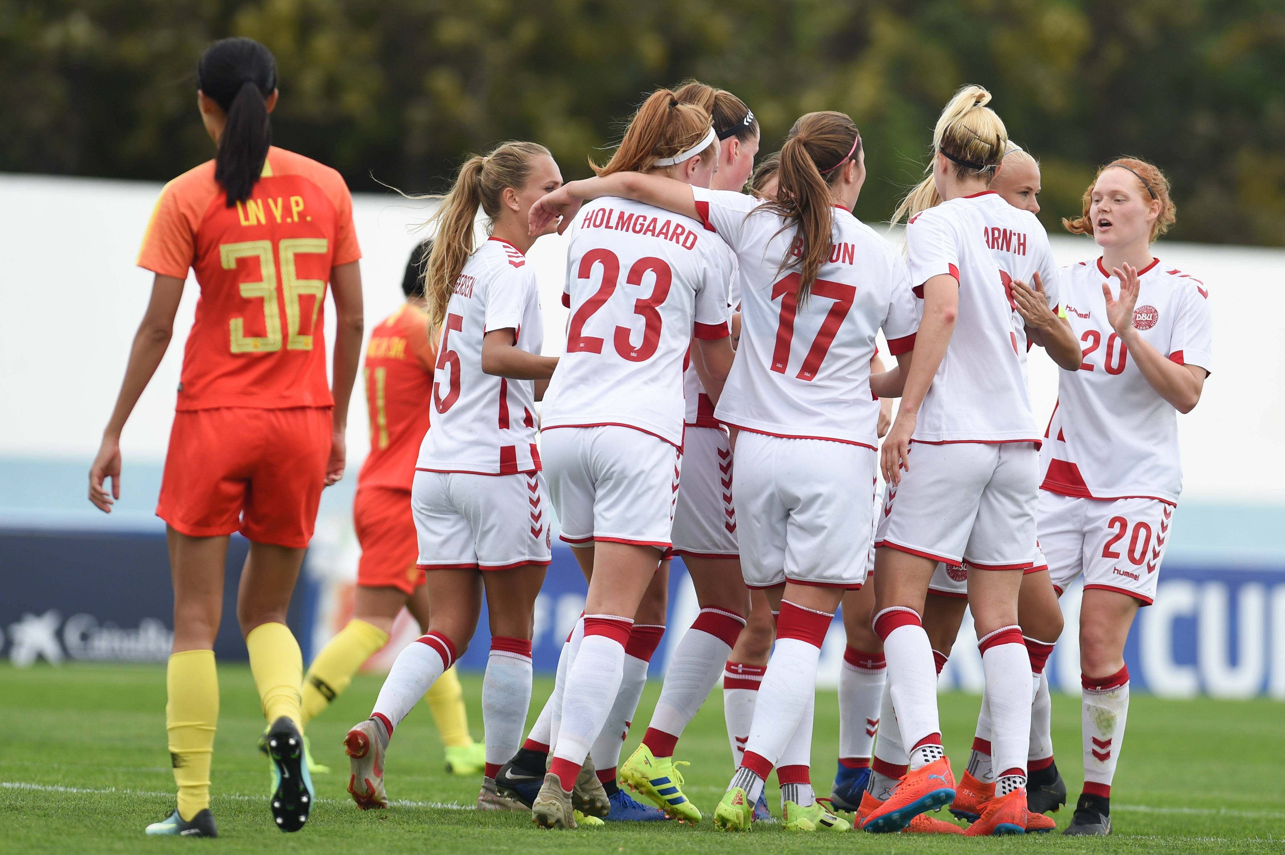 澳大利亚女足在比赛中展现出色表现，获胜晋级