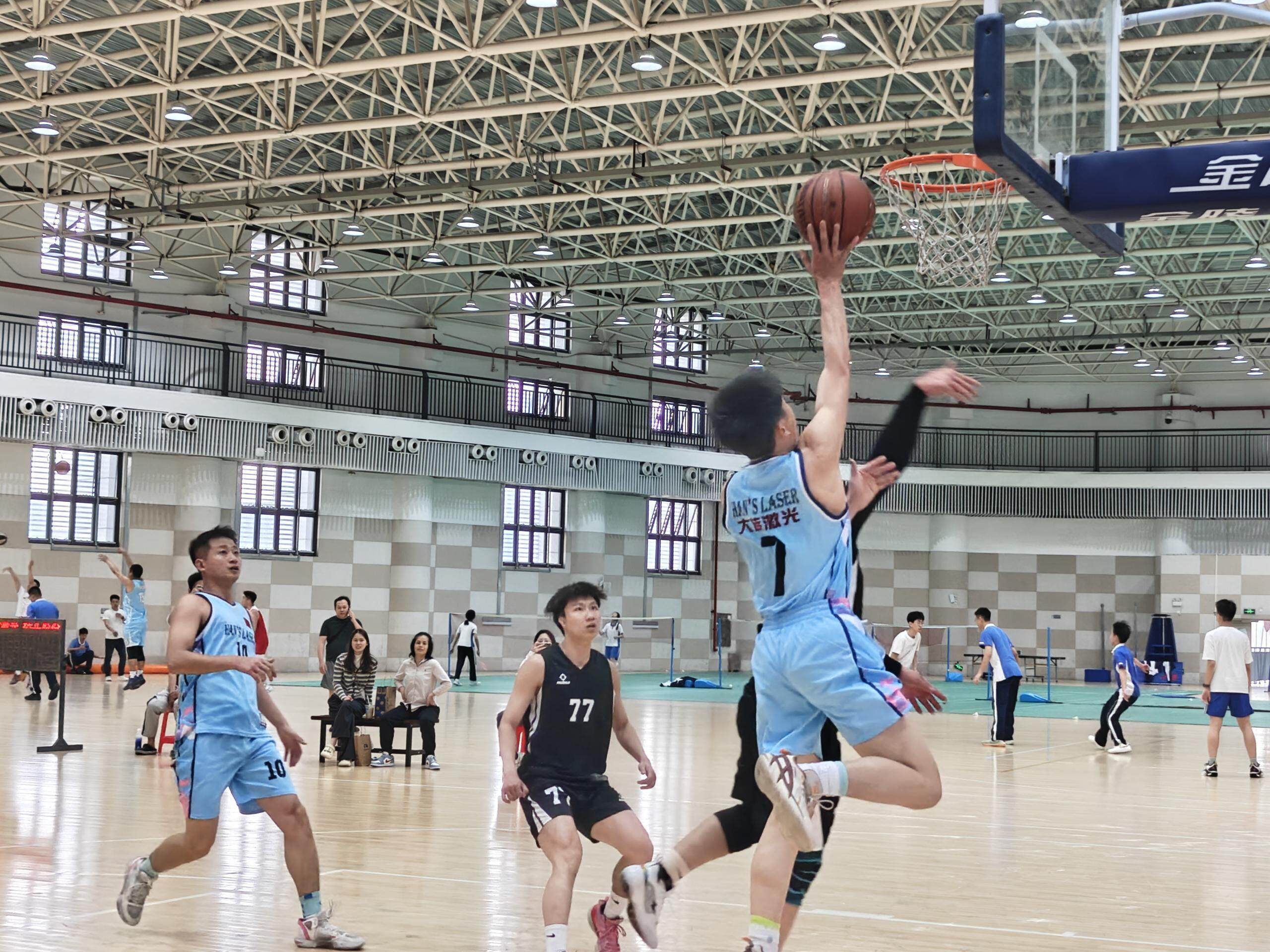 深圳队在比拼中展现出色的篮球技艺