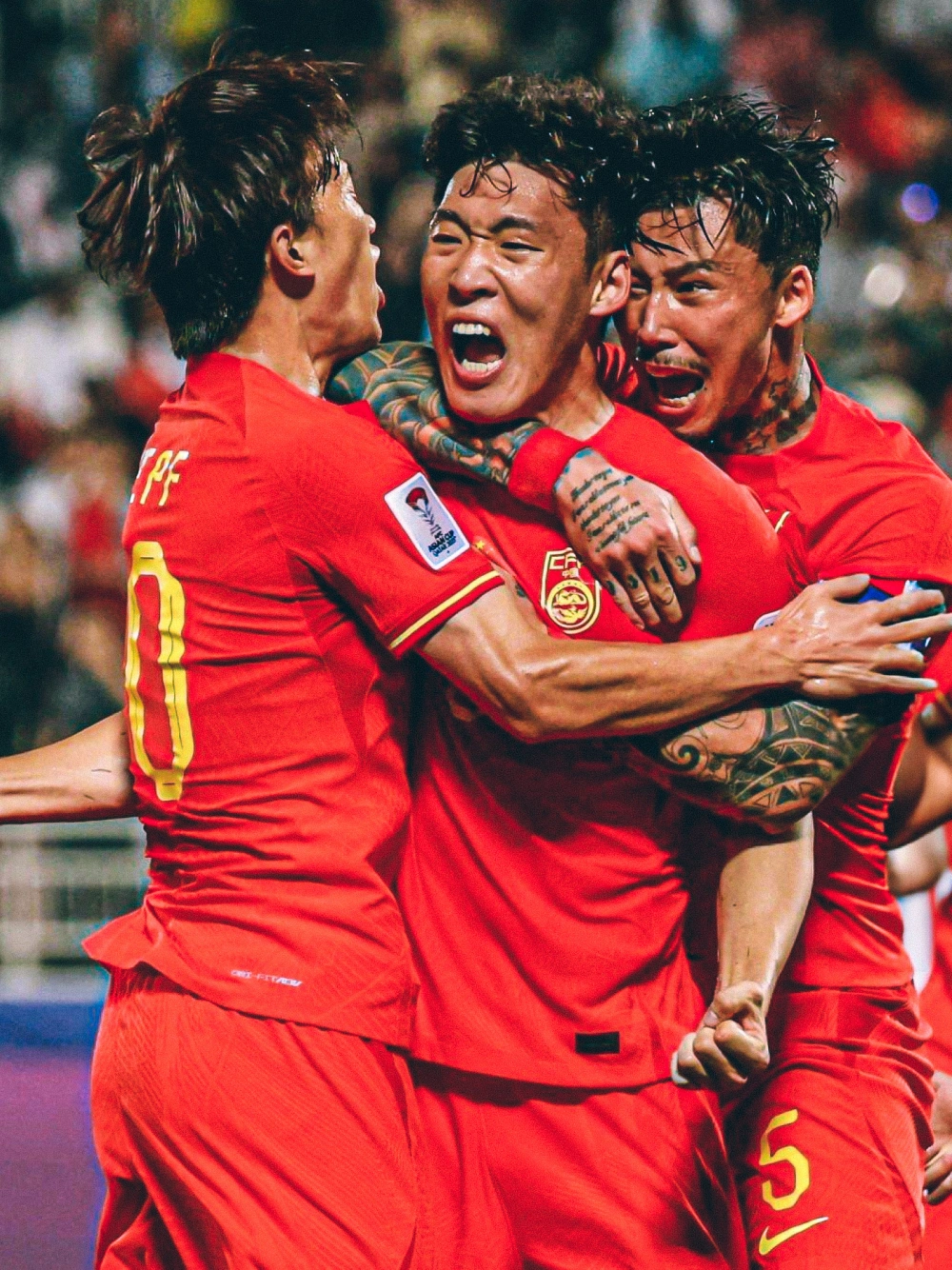 国内足球一役：一队雄心勃勃夺得胜利