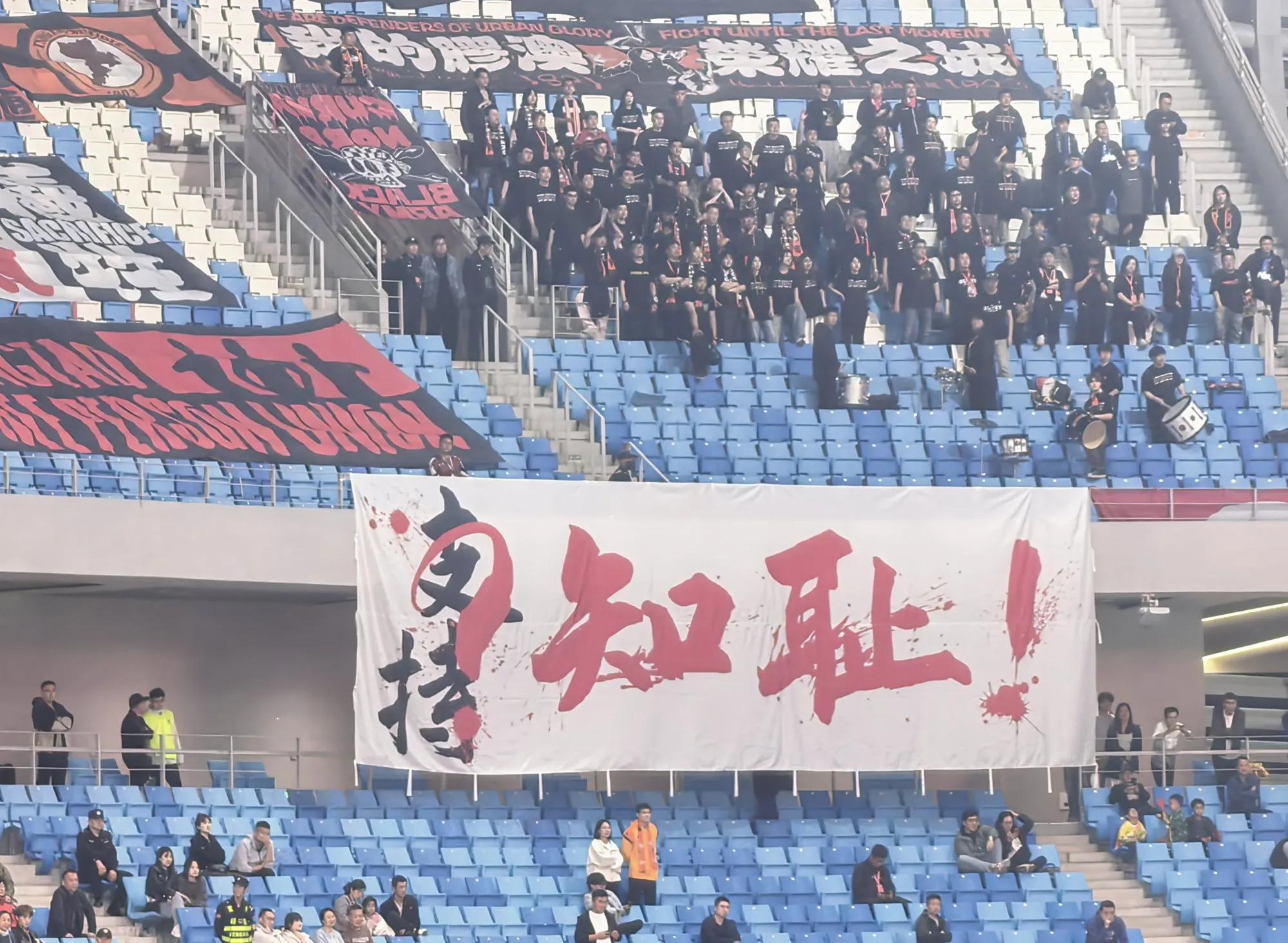 气氛紧张失误频频，客队球队阵脚紊乱