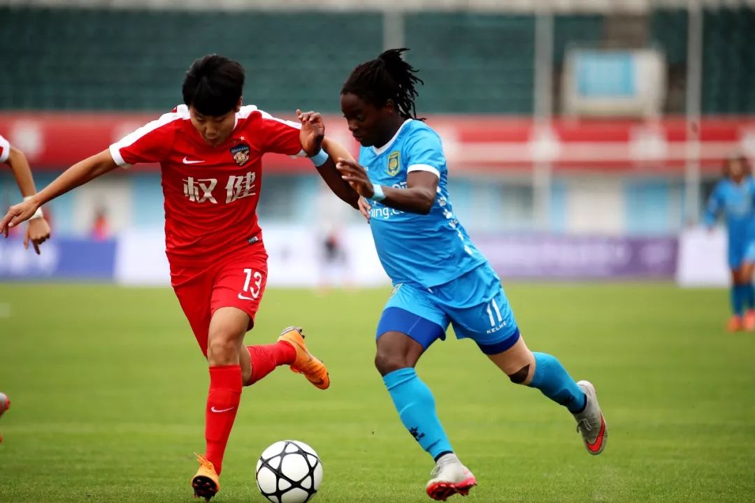 包含罗马尼亚女足展现团队合作力夺得冠军的词条