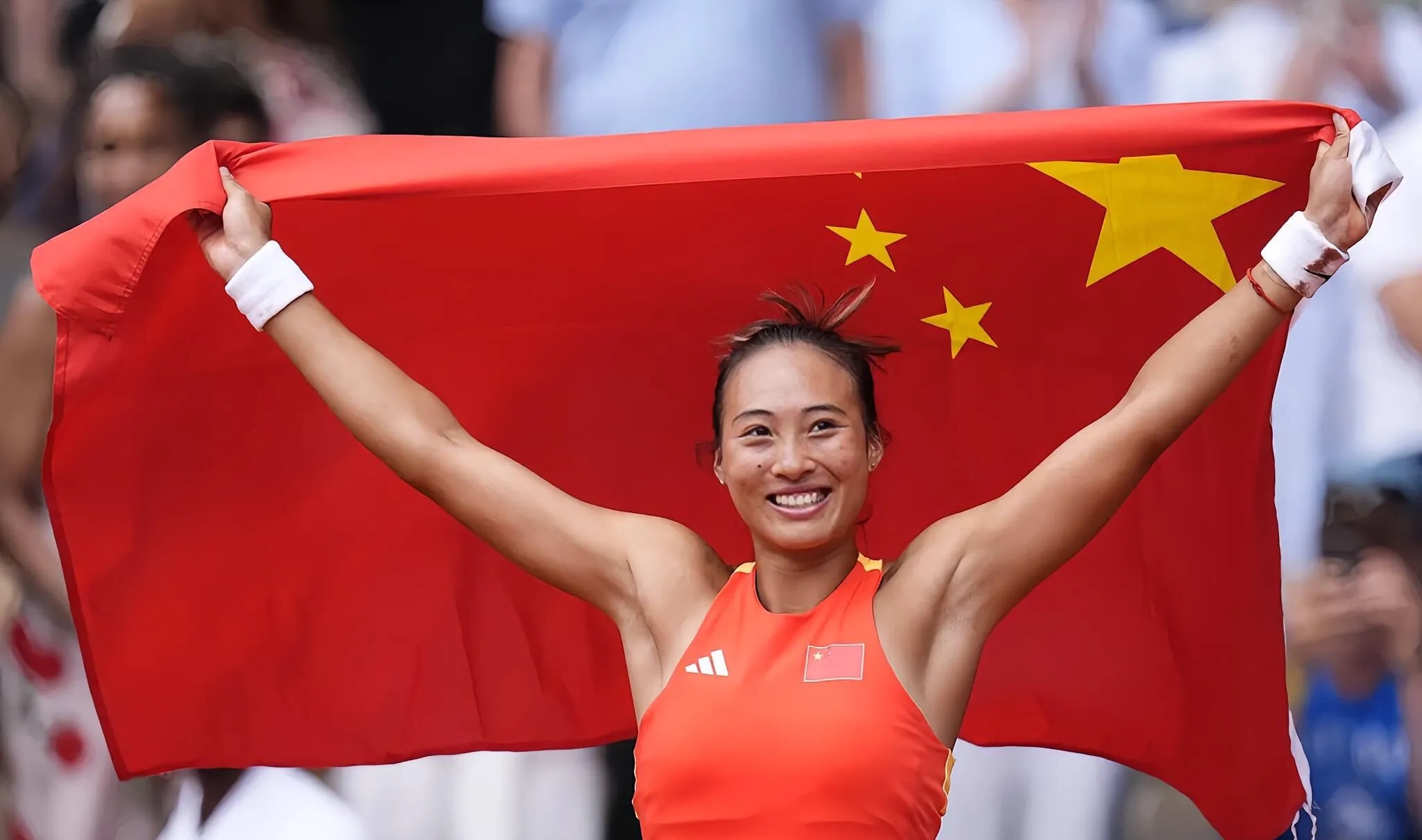 包含冲击金牌的中国女足队员全力以赴，精神可嘉的词条