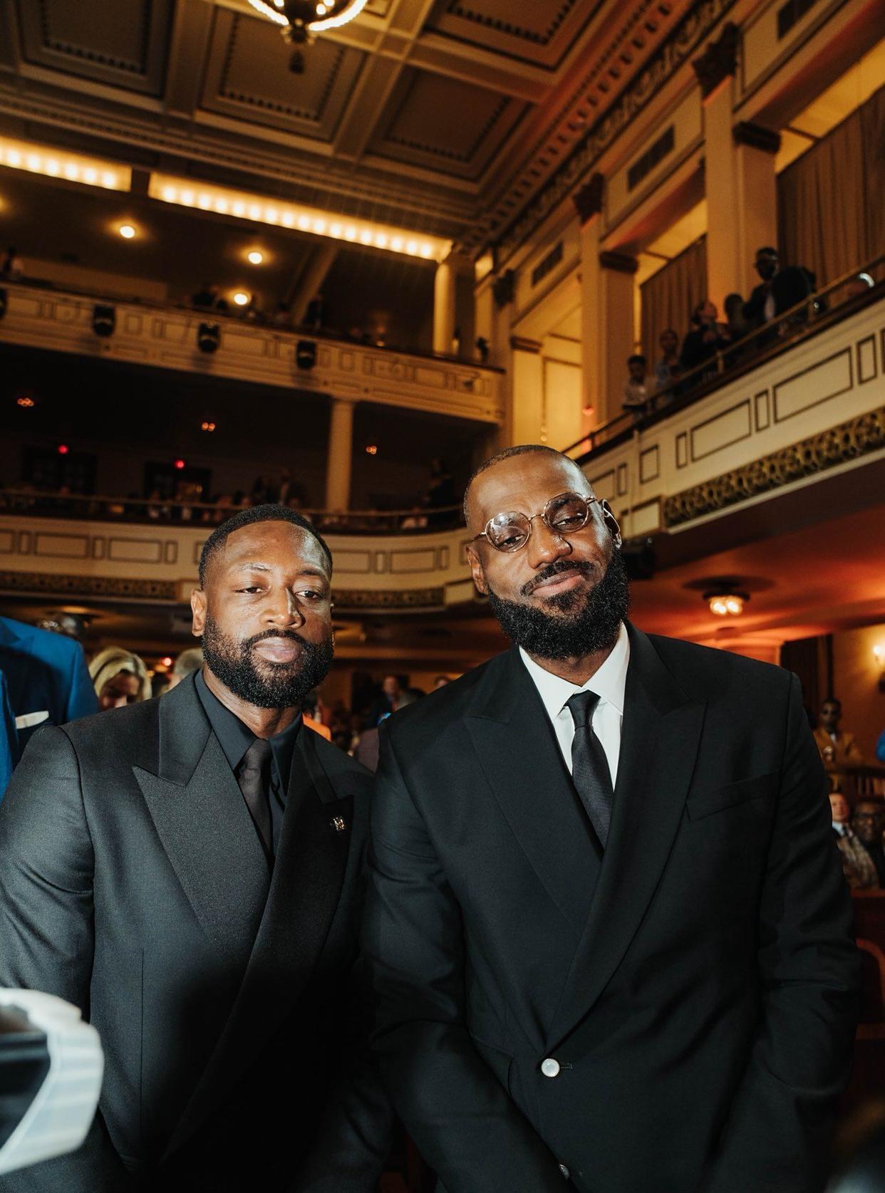 包含国际球员争夺篮球荣誉，一触即发，谁将笑到最后？的词条